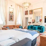 Апартаменты Luxury Typical Parisian Flat - 6 Guests - 5 Min From Louvre Париж